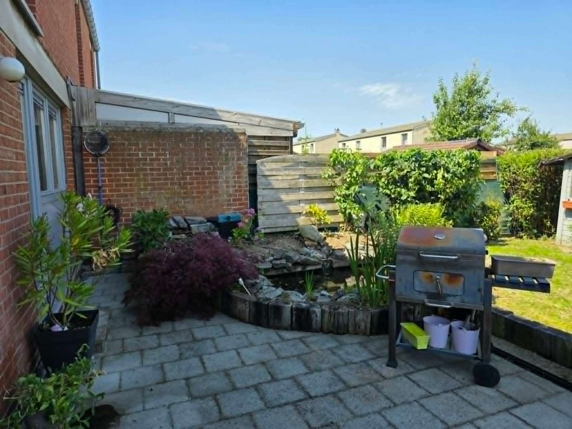 Terrasse et bassin dégagés — après