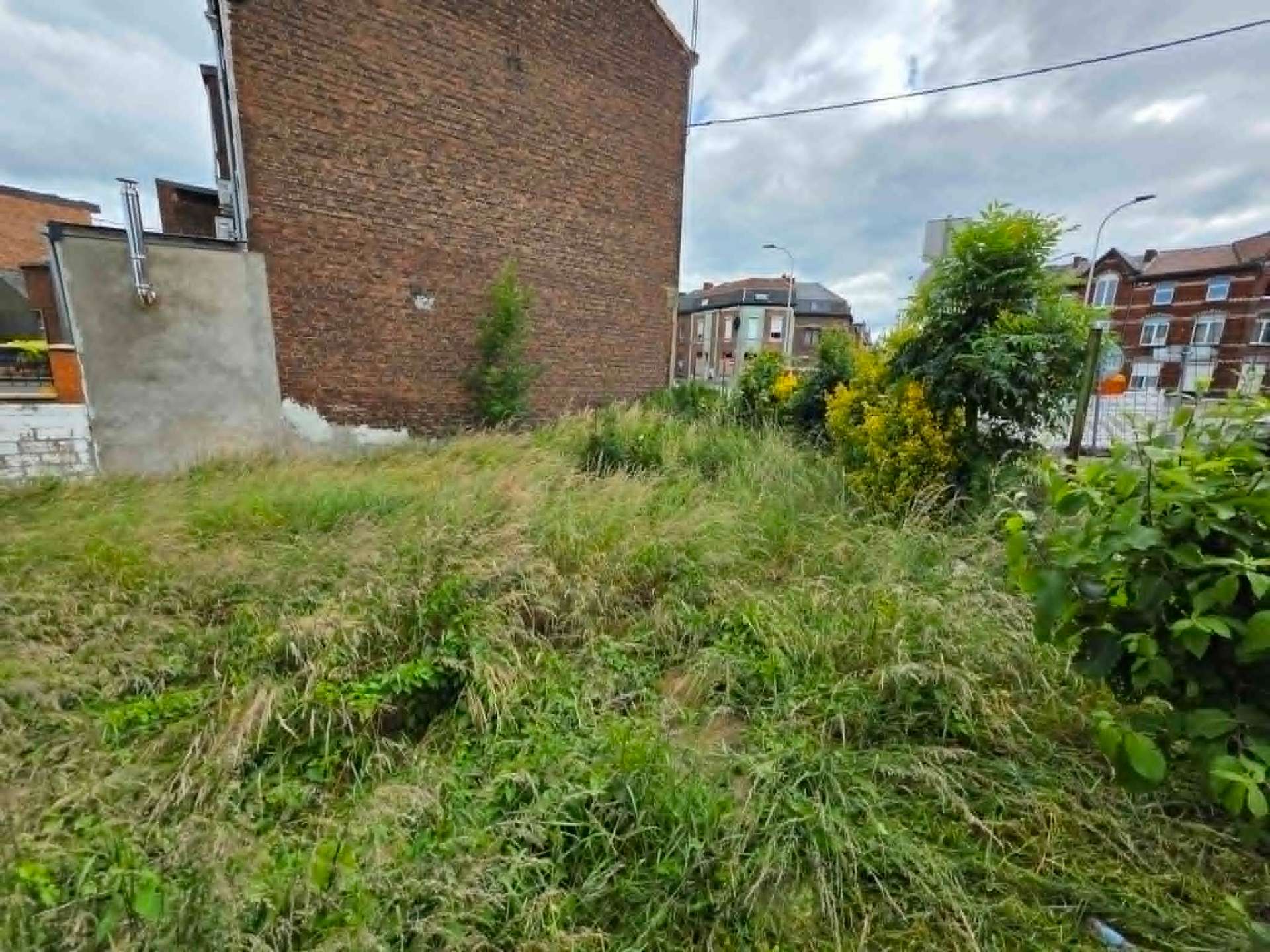 Terrain urbain débroussaillé — avant