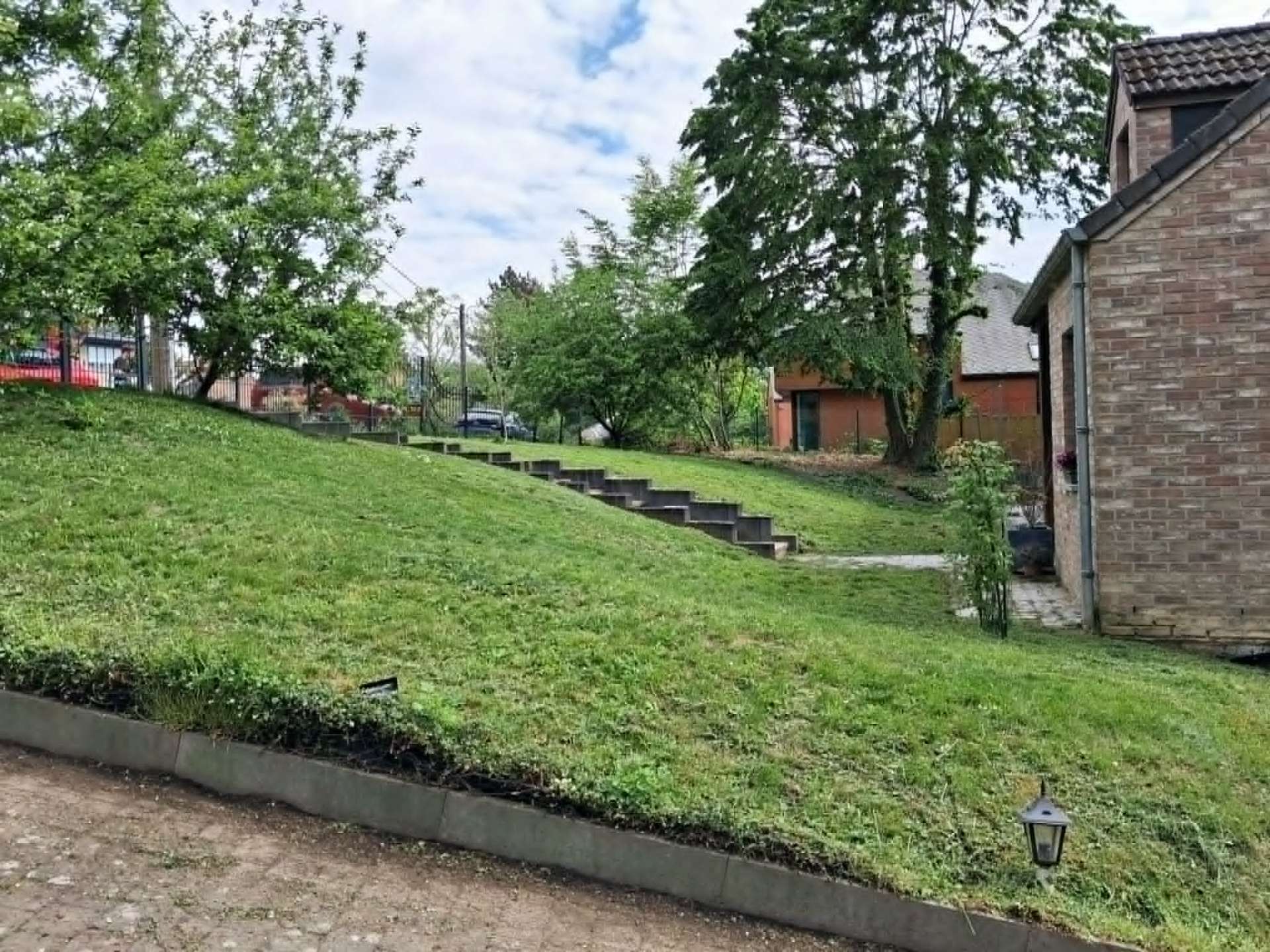 Talus repris et pelouse tondue — après