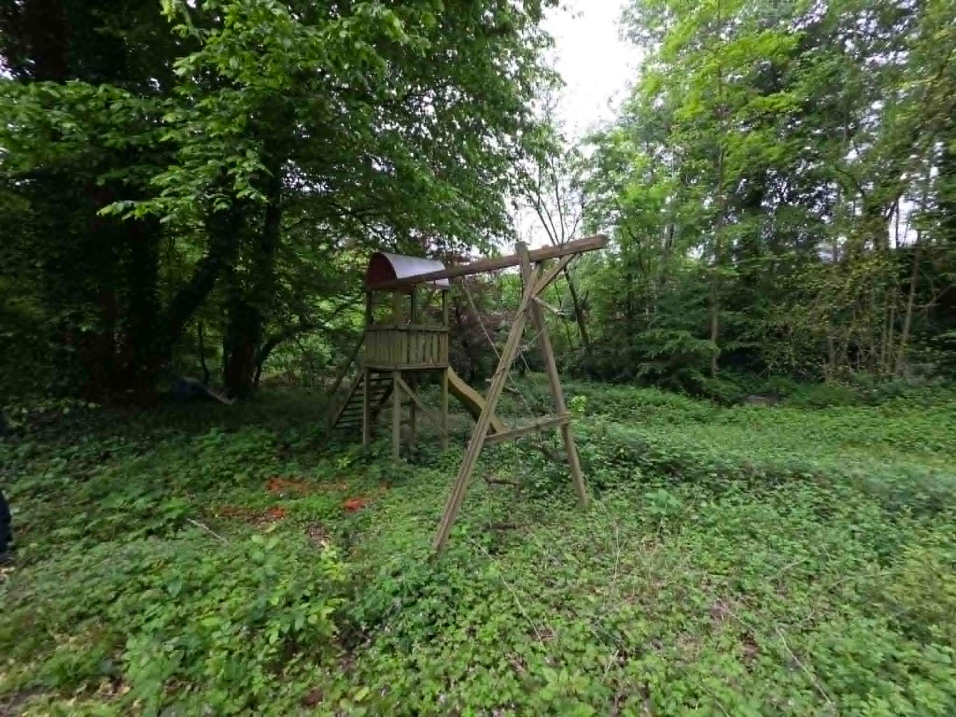 Aire de jeux dégagée — avant